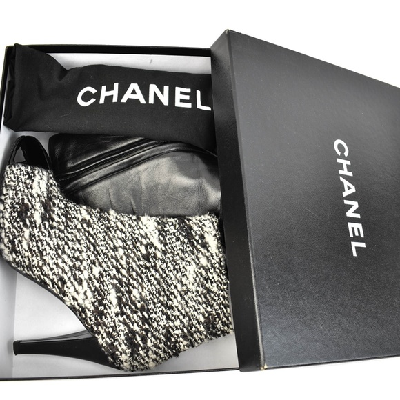 CHANEL "Runway" - Black Leather & CC Logo Boots - Picture 2 of 8